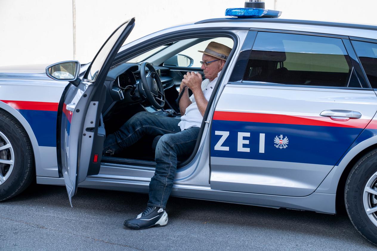 Wolfgang Böck bei der Ansprache im Polizei-Auto