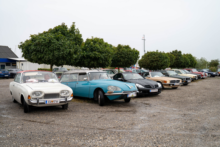 Oldtimer-Fahrt 2026 beim Start im Oggauer Hafen