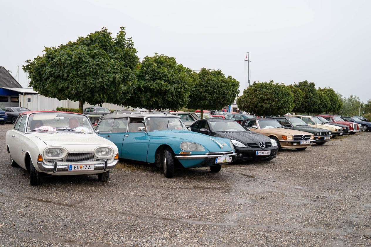 Aufstellung der Fahrzeuge am Parkplatz von Marias Marina