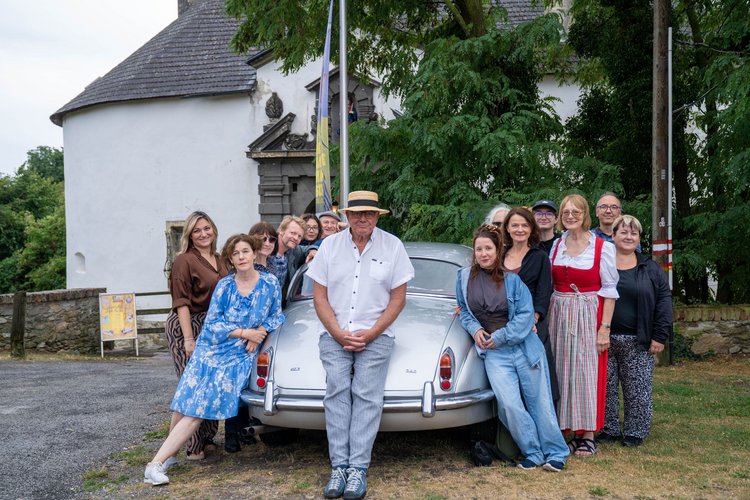 Ensemble mit Anna Schlanitz um Wolfgang Böck bei Ankunft in Kobersdorf