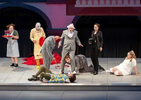 Bettina Schwarz, Thomas Kamper, Wolfgang Böck, Lukas Haas, Marcus Thill, Nico Dorigatti, Lucija Varsic, Ida Golda während einer Aufführung
