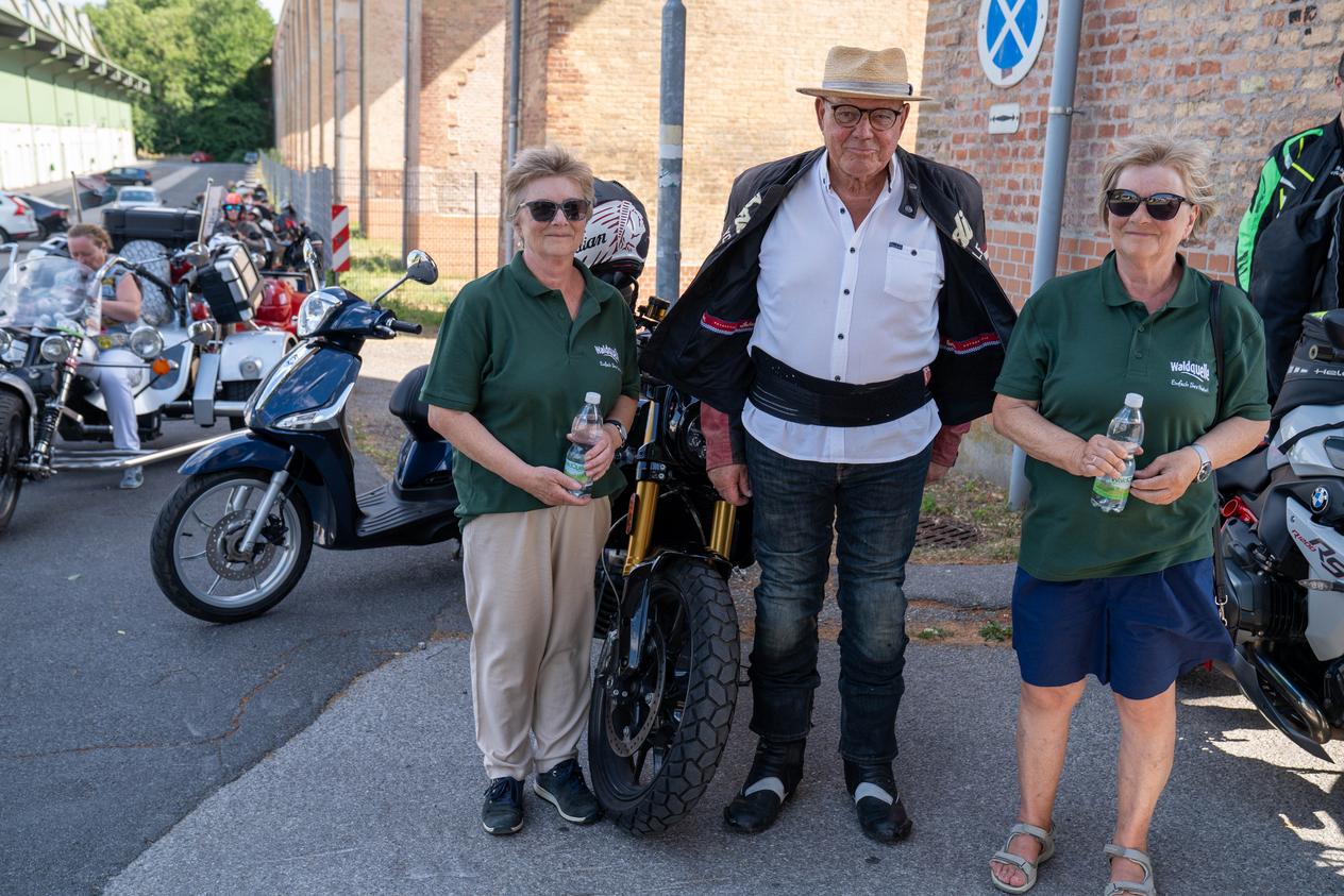 Wolfgang Böck mit den Damen von Waldquelle