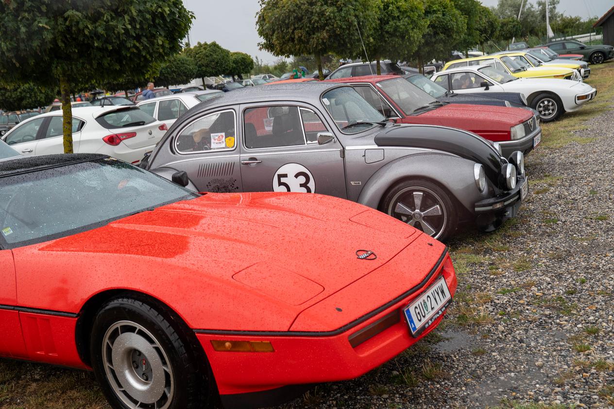 Aufstellung der Fahrzeuge am Parkplatz von Marias Marina in Oggau