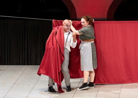 Wolfgang Böck und Bettina Schwarz während einer Aufführung