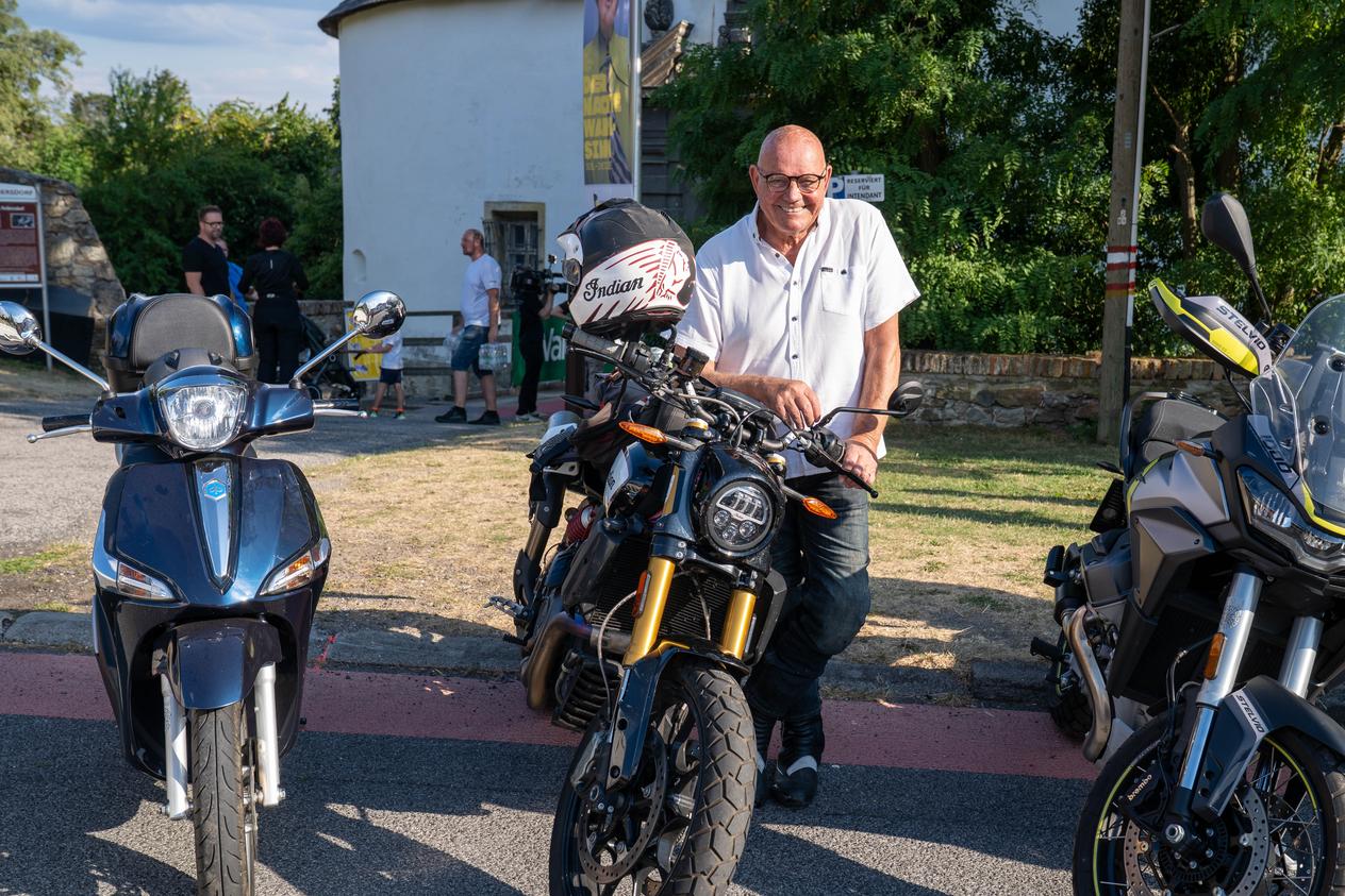 Wolfgang Böck mit seinem Bike vor dem Schloss Kobersdorf