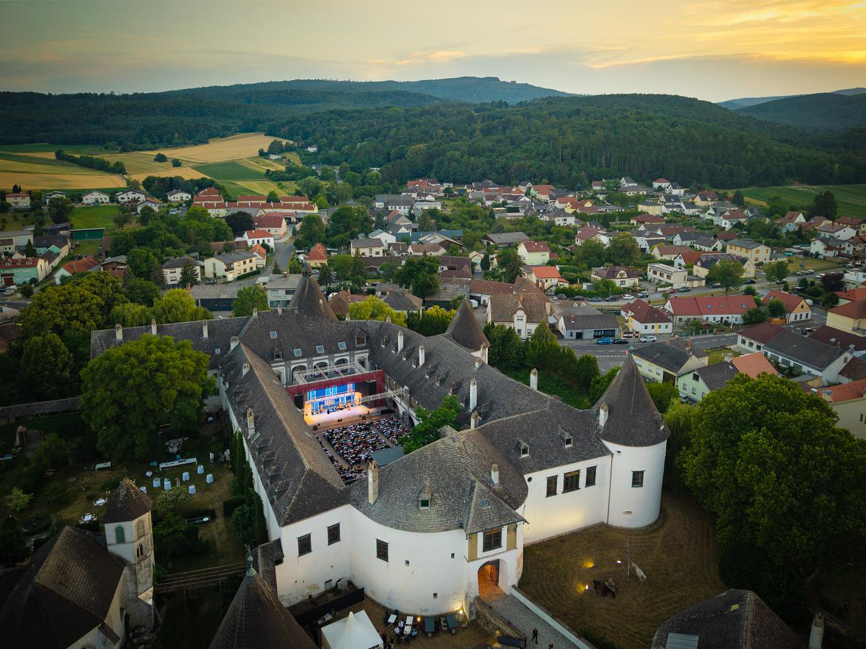 Drohnenaufnahme auf das Schloss