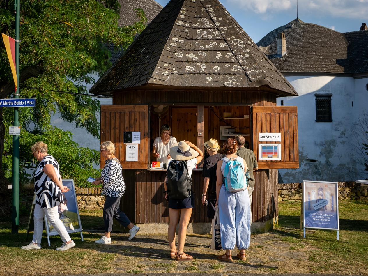 Kartenbüro vor dem Schloss