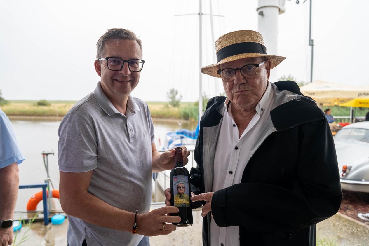 Wolfgang Böck und Thomas Schmid präsentieren Oldtimerfahrt Wein mit Sujet 2026