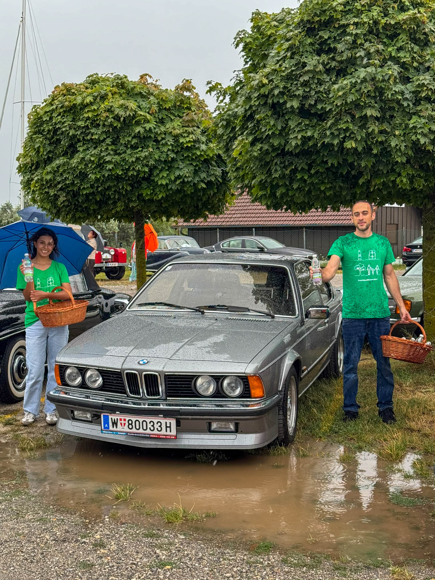 Waldquelle Mitarbeiter*innen beim Verteilen der Getränke für unterwegs