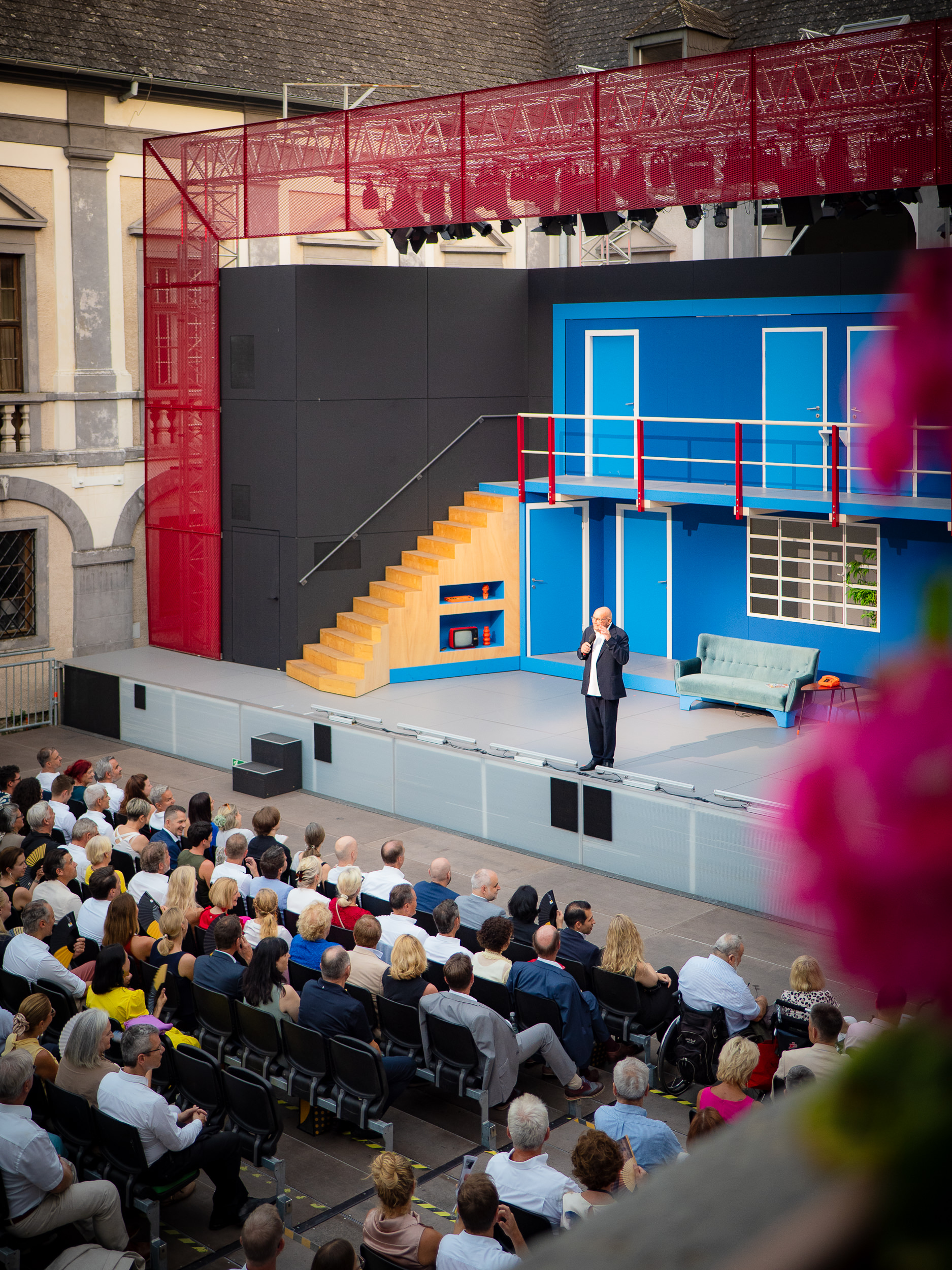 Wolfgang Böck begrüßt das Publikum